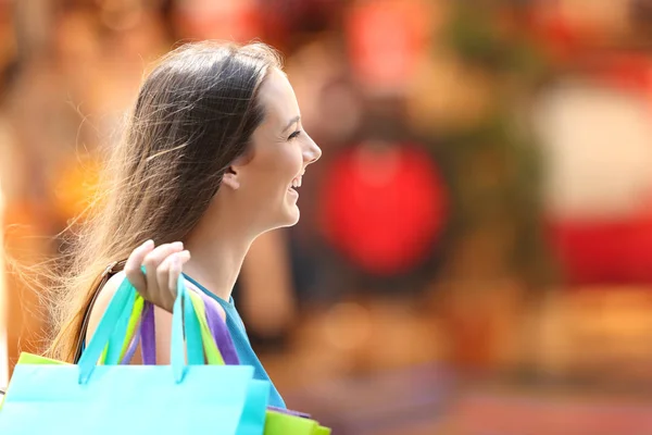 Compras Shopper andando na rua — Fotografia de Stock