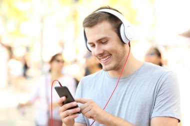 Müzik ve şarkı seçerek çocuk
