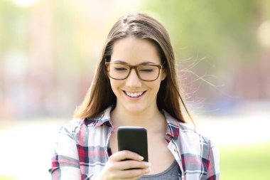 Cep telefonu kontrol gözlük takan kız