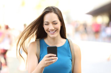 Kadın sokakta yürümek telefon