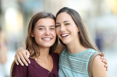 Sokakta mükemmel gülümsüyor ile poz arkadaşlar