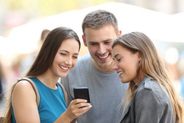 Arkadaşlar sokakta telefon içerik paylaşımı