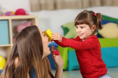 Annesi ile oynarken mutlu kızı