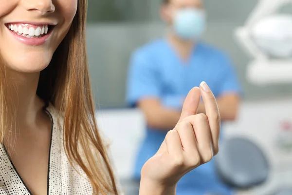 Οδοντίατρος ασθενή χέρι κρατά ένα κενό προϊόν — Φωτογραφία Αρχείου