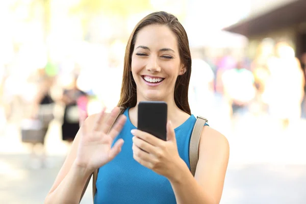 Señora saludo durante una videollamada — Foto de Stock