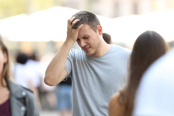 Homem sofrendo dor de cabeça na rua — Fotografia de Stock