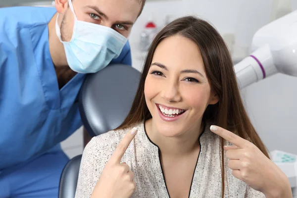 Tevreden tandarts patiënt toont haar perfecte glimlach — Stockfoto