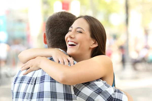 Casal ou amigos abraçando após o encontro — Fotografia de Stock