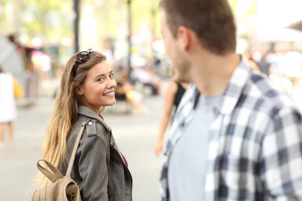 Étrangers fille et gars flirter dans la rue — Photo