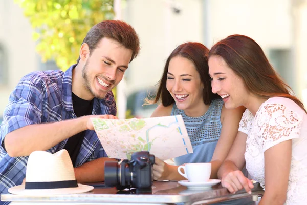 Turistas planeando un viaje en un bar — Foto de Stock