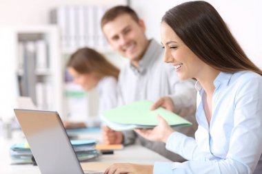 Ofiste coworking meşgul iş arkadaşları