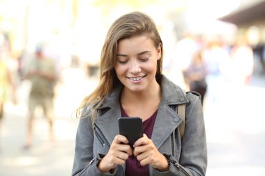 Bir cep telefonu sohbet bir genç önden görünümü