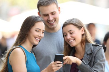 Üç arkadaş telefon medya içeriğine izlerken