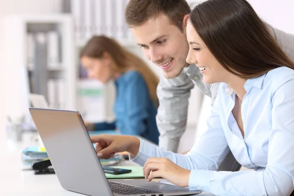 Kollegor som coworking på rad på kontor — Stockfoto