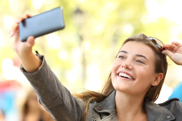 Moda adolescente tomando selfies en la calle — Foto de Stock