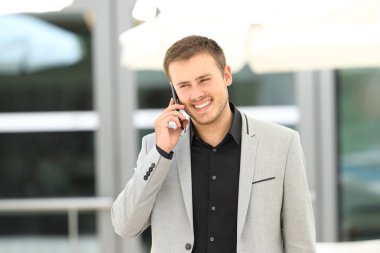 İş adamı telefonda konuşuyor.