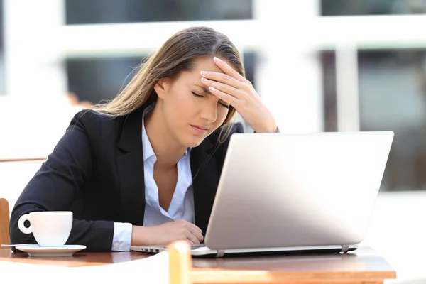 Affärskvinna som lider av huvudvärk i ett kafé — Stockfoto