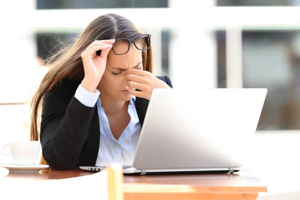 Operaio stanco che soffre di affaticamento oculare in una caffetteria — Foto Stock