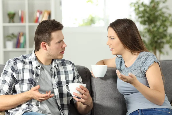 Casal irritado discutindo em casa — Fotografia de Stock