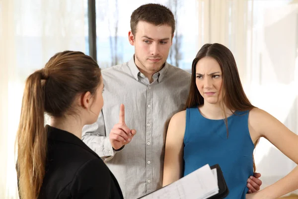 Bad real estate agent and discontent customers — Stock Photo, Image