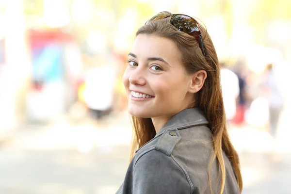 Beautiful girl looking at camera on the street — Stock Photo, Image
