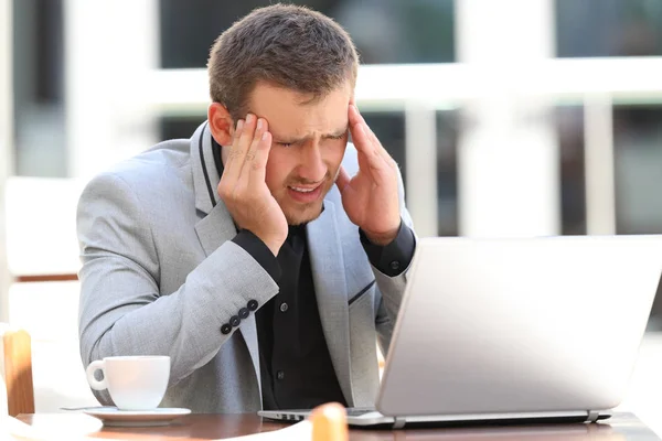 Manager leidet unter Kopfschmerzen in einem Café — Stockfoto