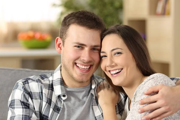 幸福的夫妇与完美的牙齿，看着相机 — 图库照片