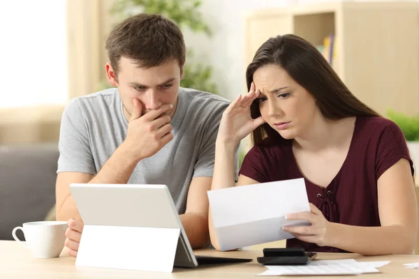 Bezorgd paar samen lezen van een brief — Stockfoto