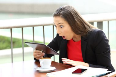 Hayret icra bir tablet iyi haber alma