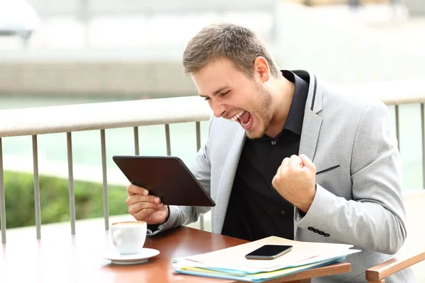 Ejecutivo emocionado recibiendo buenas noticias en línea — Foto de Stock