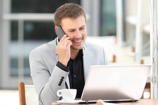 Executive partecipare alla telefonata in una caffetteria — Foto Stock