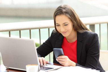 Açık havada bir cep telefonu üzerinde çift okuma iletisi