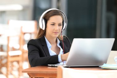 Bir kafede video ders izlerken icra