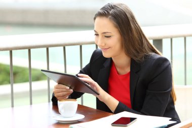 Yönetici bir kafede bir tablet ile çalışma