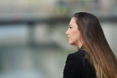 Açık havada yüzüne dalgın icra