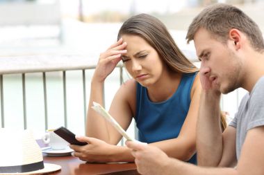 Şaşkın turist açık havada bir harita okuma