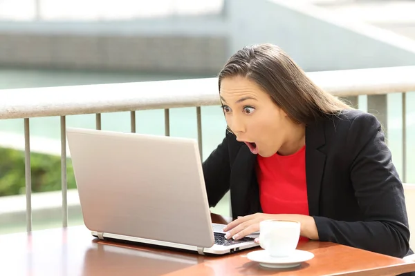 Amazed executive reading good news outside — Stock Photo, Image