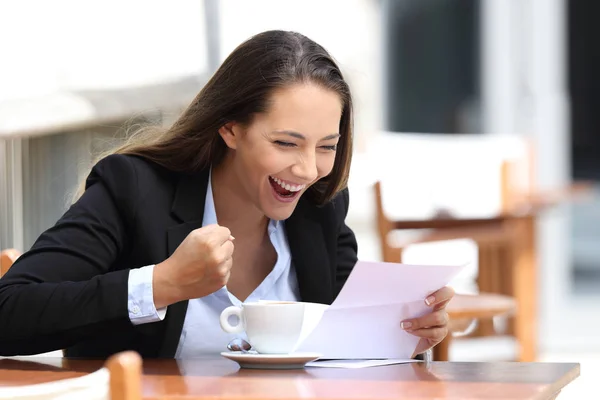 Emozionata donna d'affari leggere una lettera all'aperto — Foto Stock