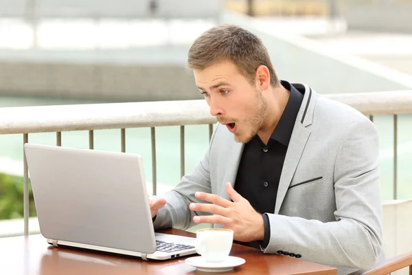 Amazed businessman receiving good news — Stock Photo, Image