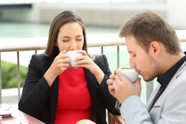 Ejecutivos tomando tazas de café en una terraza del bar —  Fotos de Stock