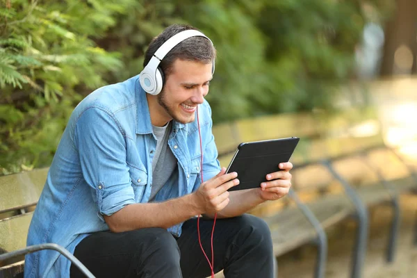 Bir tablet bir satır video izlemek rahatlatıcı adam — Stok fotoğraf