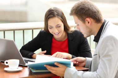 Belgeleri bir kafede danışmanlık Yöneticiler