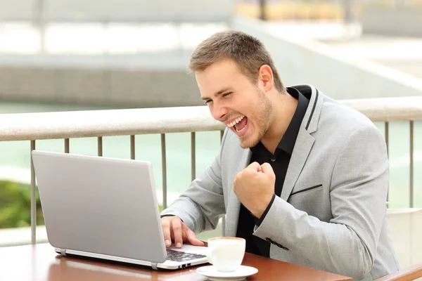 Excited executive reading news on line — Stock Photo, Image