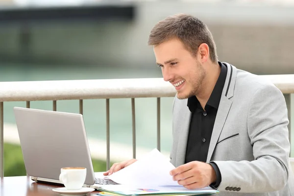 Consulenza esecutiva on line in un computer portatile in una caffetteria — Foto Stock