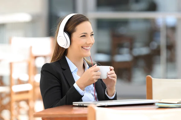 Exécutif écoute du contenu audio dans un café — Photo