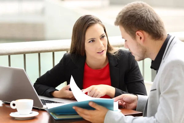 Leidinggevenden hebben een zakelijk gesprek in een bar — Stockfoto