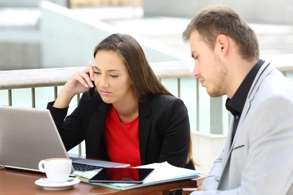 Dirigenti frustrati che lavorano all'aperto — Foto Stock