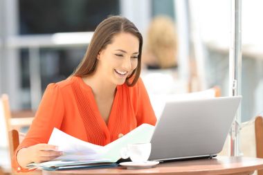 Hatta bir kafede çalışan mutlu girişimci