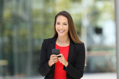 Sana bakarken mutlu çift holding telefon