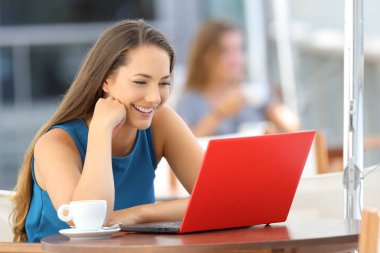 Bir barda bir laptop medya izlerken mutlu kadın